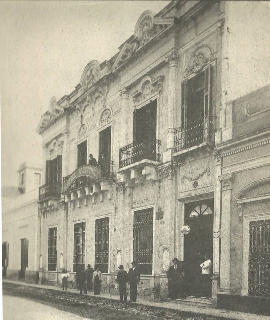 Hotel Argentino, al fondo se puede ver el mirador de la casa del coronel Santa Cruz
